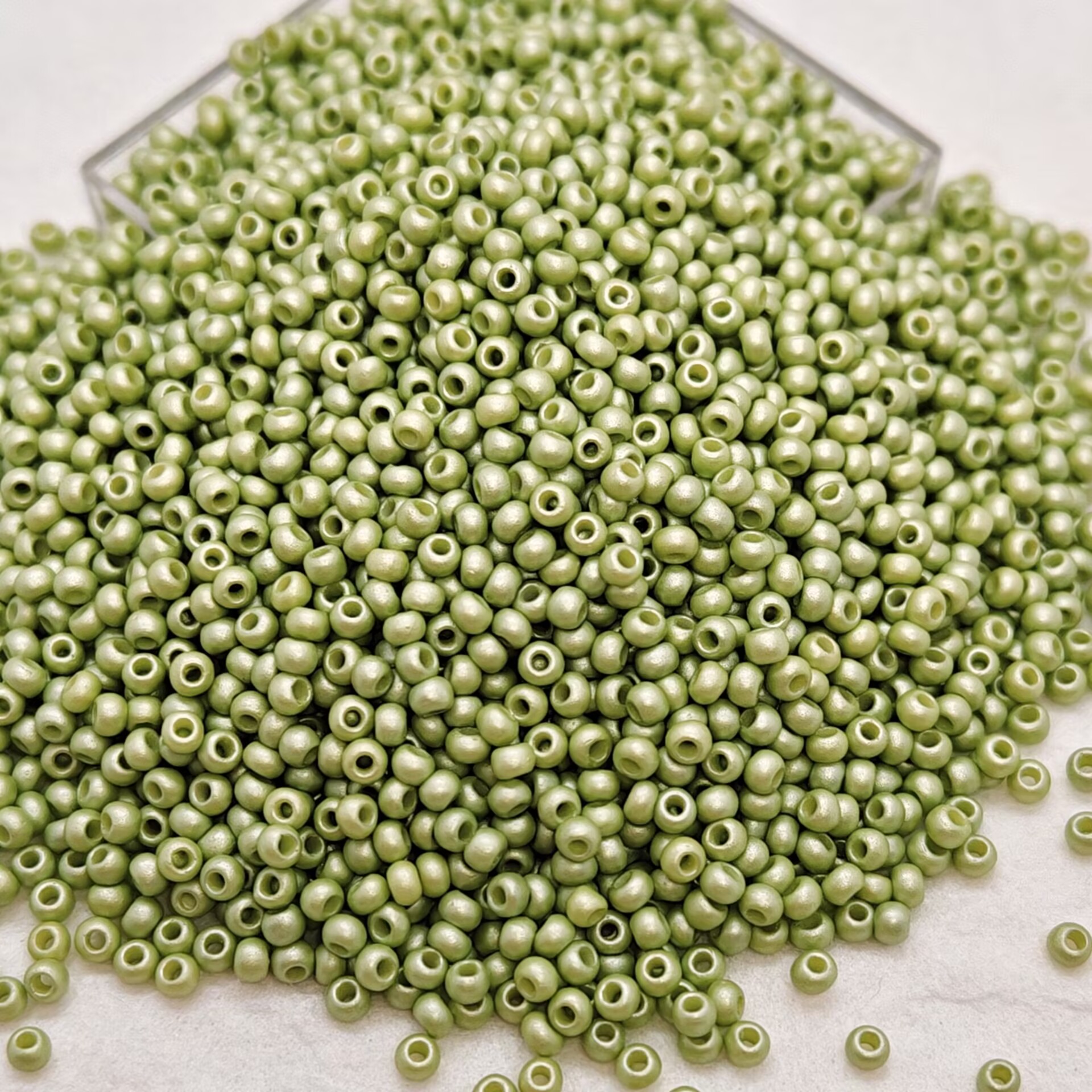 600pcs Round Glossy Glass Seed Beads for Jewelry Making